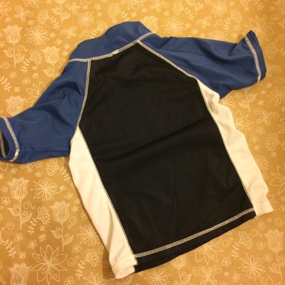 [GAP] shark rashguard 12-18months - Picture 2 of 4